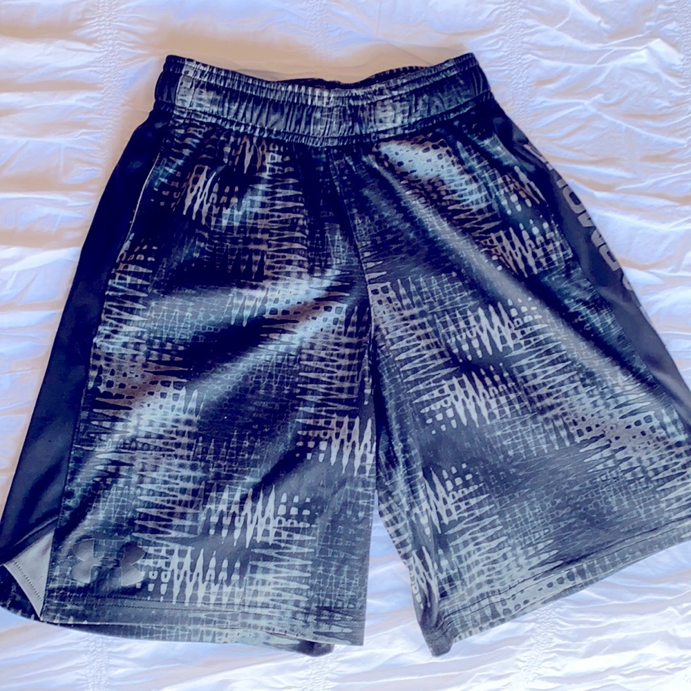 Boys Under Armour Athletic Shorts (Size Small)